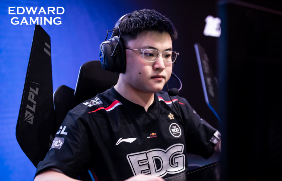 Uzi在C9比赛中比赛规则变更,战术调整引发热议!全场沸腾不已 Uzi在C9比赛中比赛规则变更,战术调整引发热议!全场沸腾不已