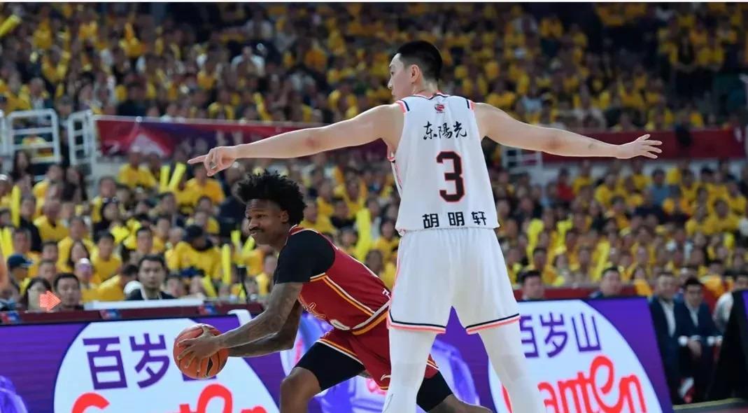 关于加时末段CBA季后赛焦点战，瓦伦西亚篮板制胜，气氛紧张，训练强度明显提升的信息