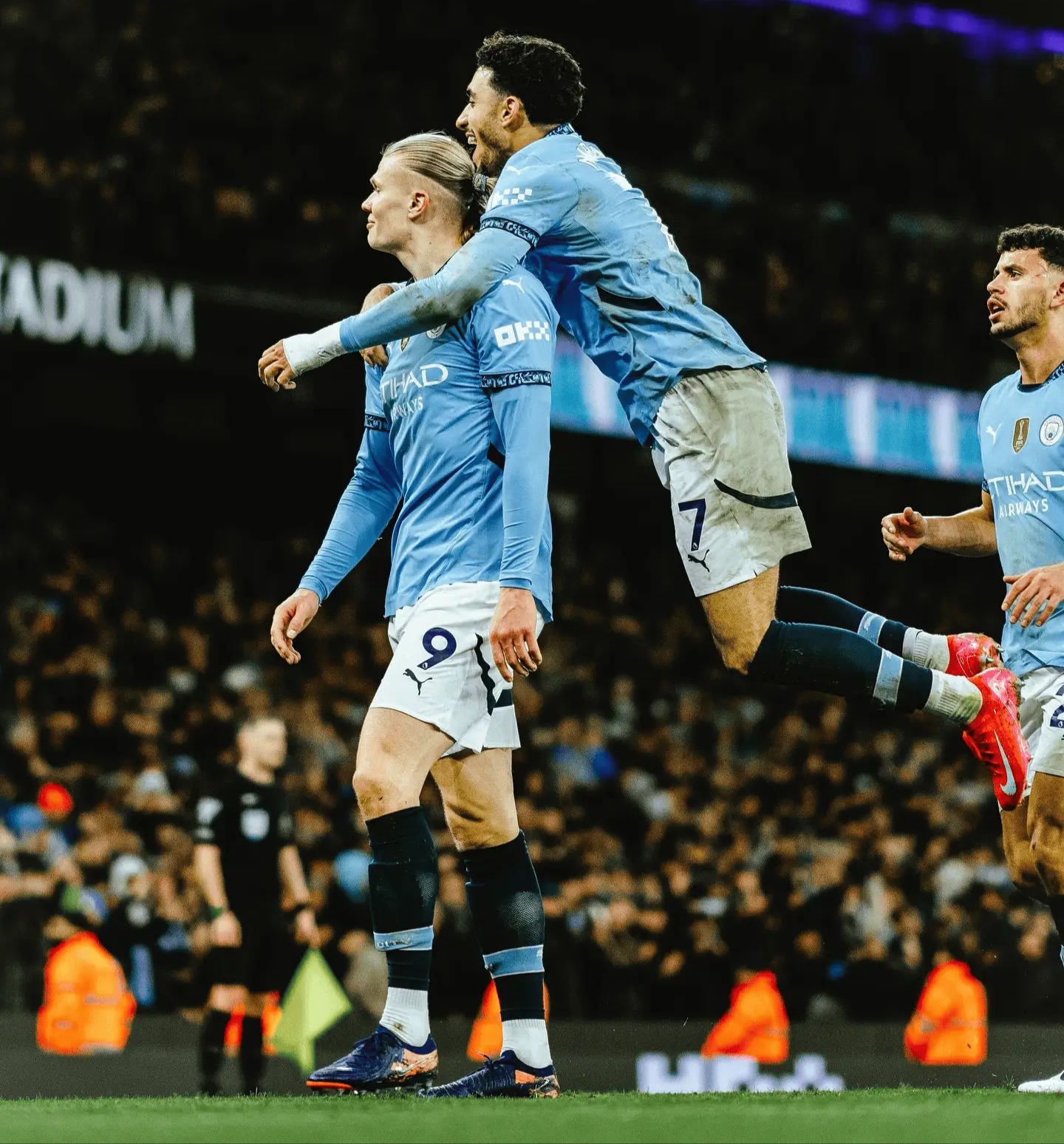 曼城发布备战花絮，赛后临场应变，英超任务艰巨，阵容厚度经受考验的简单介绍