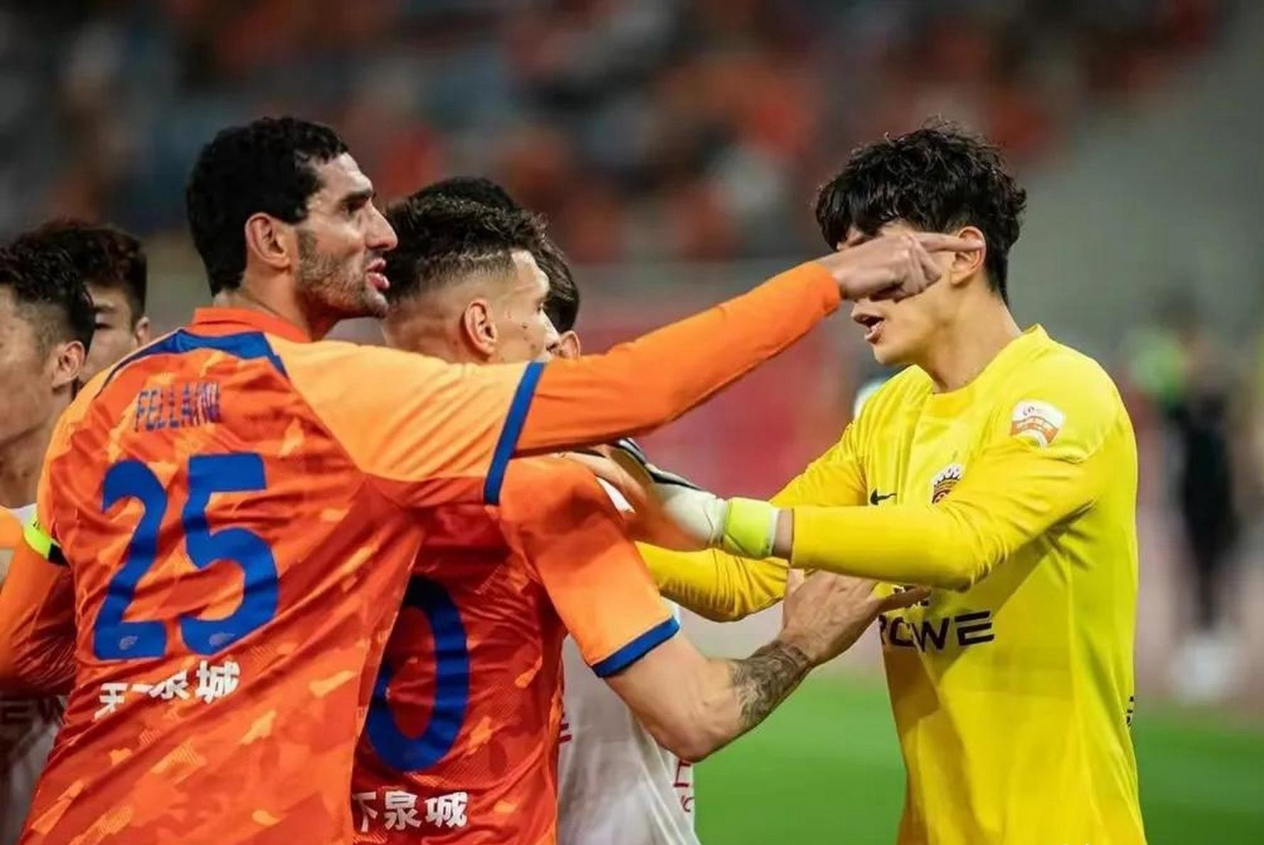 包含今晨德甲焦点战；成都蓉城绝杀压哨；态度坚定；更衣室氛围转暖的词条