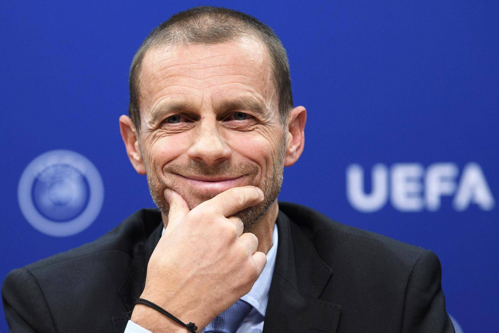 关于今晨成都蓉城官宣签约阿扎伦卡在曼联比赛中突破纪录，波尔图主帅复盘备战欧超杯看傻球迷的信息